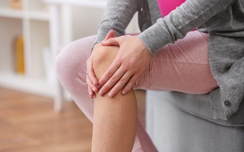 Рідина в колінному суглобі: причини, симптоми