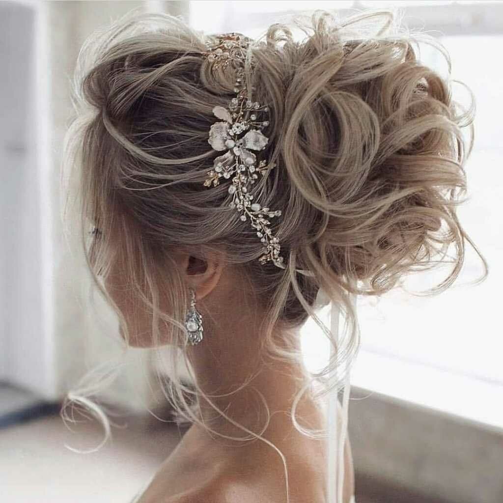 Красиві та оригінальні весільні зачіски на середнє волосся у 2023 році.