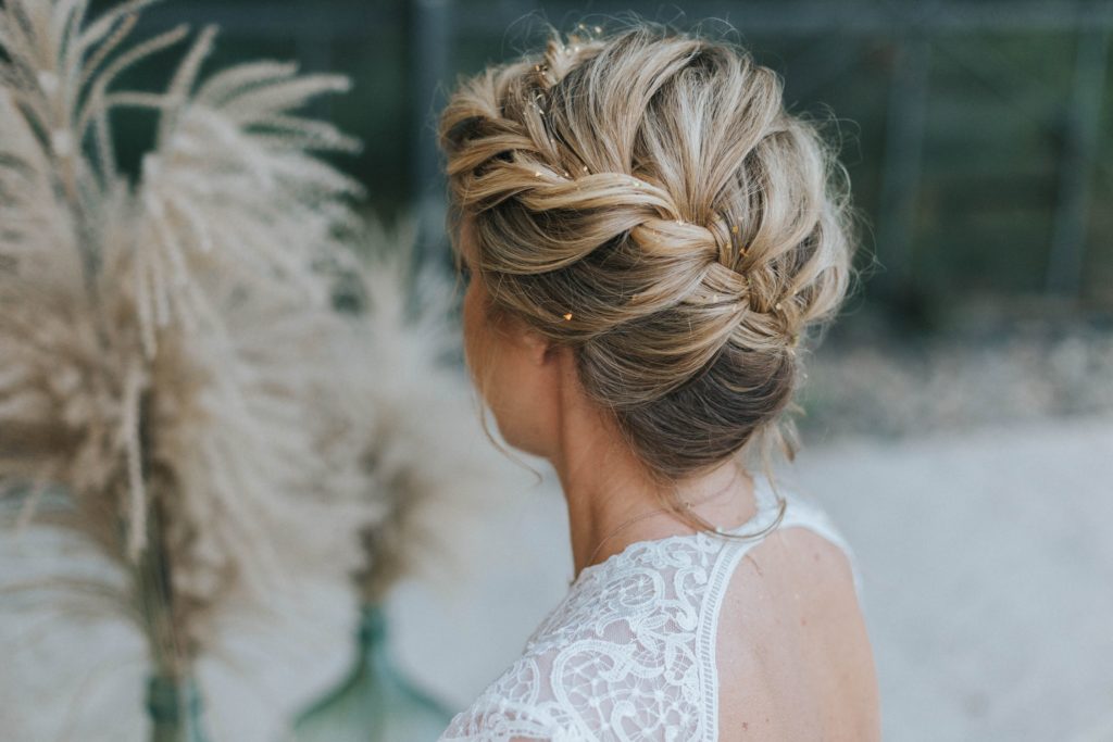 Красиві та оригінальні весільні зачіски на середнє волосся у 2023 році.