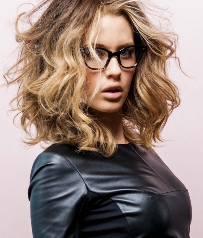 Модні жіночі стрижки 2023 року на середнє волосся з фото