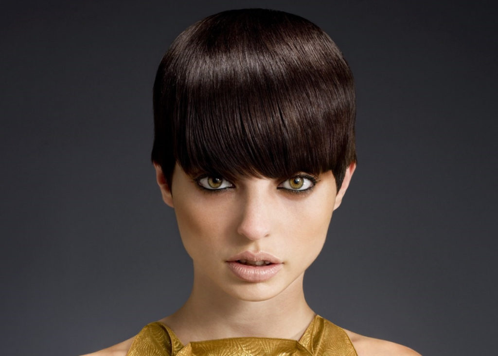 Модні жіночі стрижки на середнє волосся 2023 року